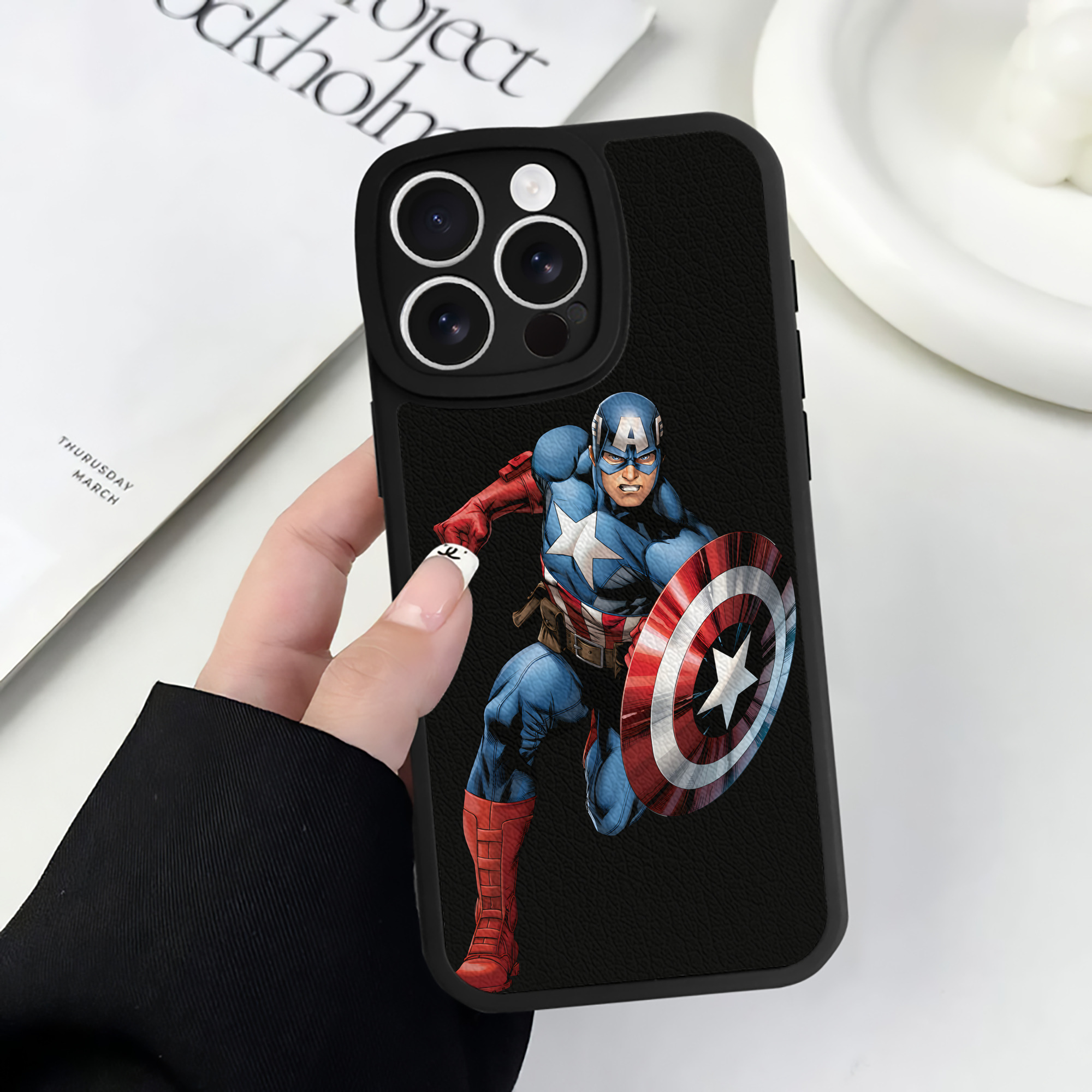 （画像用） アベンジャーズ The Avengers 【iPhone 16シリーズ対応】シリコンスマホケース（レザー調） 材質：シリコン